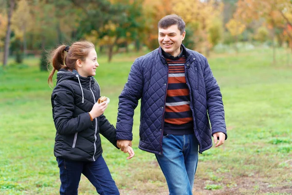 Отец Дочь Гуляют Свежем Воздухе Осеннем Городском Парке Счастливые Люди — стоковое фото