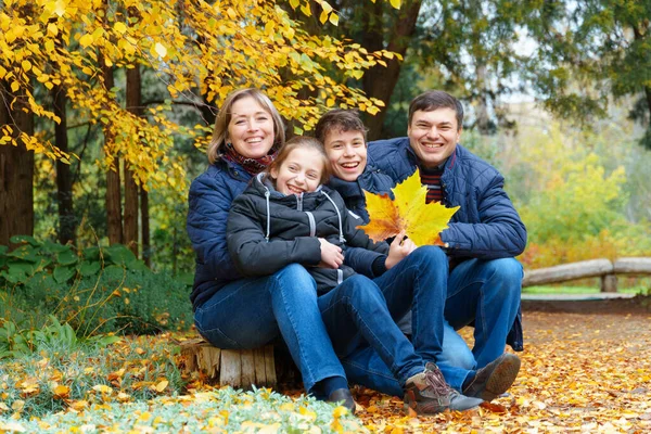 Familie Ontspannen Buiten Herfst Stadspark Gelukkige Mensen Samen Ouders Kinderen — Stockfoto