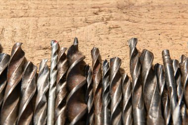 Eski el aletleri - ahşap bir arkaplan üzerinde matkaplar set boş alan metin için