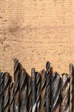 Eski el aletleri - ahşap bir arkaplan üzerinde matkaplar set boş alan metin için