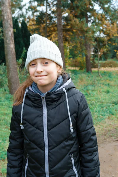 Tiener Meisje Herfst Stadspark Wandelen Ontspannen Prachtige Natuur — Stockfoto