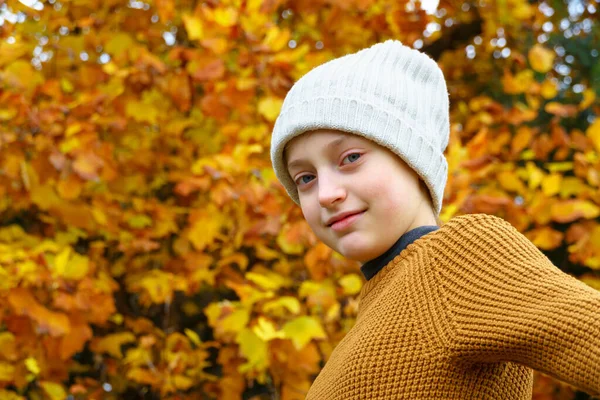 Portrét Dospívající Dívky Podzimním Městském Parku Pózování Relaxace Pozadí Žlutých — Stock fotografie