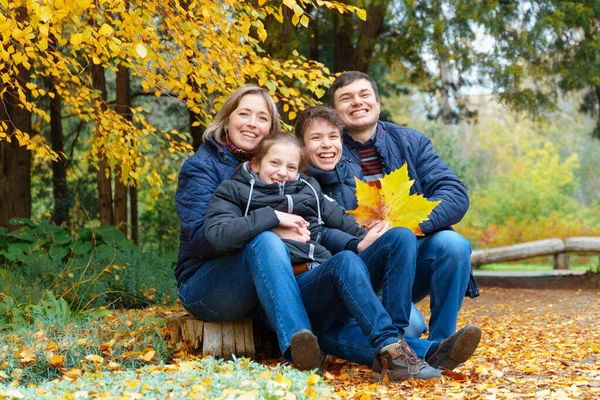 Familie Ontspannen Buiten Herfst Stadspark Gelukkige Mensen Samen Ouders Kinderen — Stockfoto