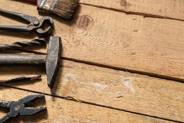 Eski usul ev aletleri, metin için yeri ve yeri olan ahşap bir arka planda hala hayat var.