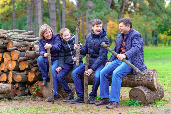 Család Pihentető Szabadban Ősszel Városi Park Boldog Emberek Együtt Szülők — Stock Fotó