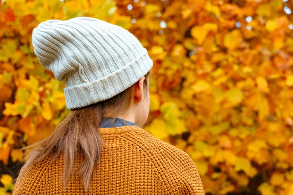 Teen Girl Autumn City Park Looking Background Yellow Maple Leaves — Stock Photo, Image