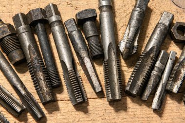 Eski el aletleri - matkaplar ve iplikler tahta arka planda ölür