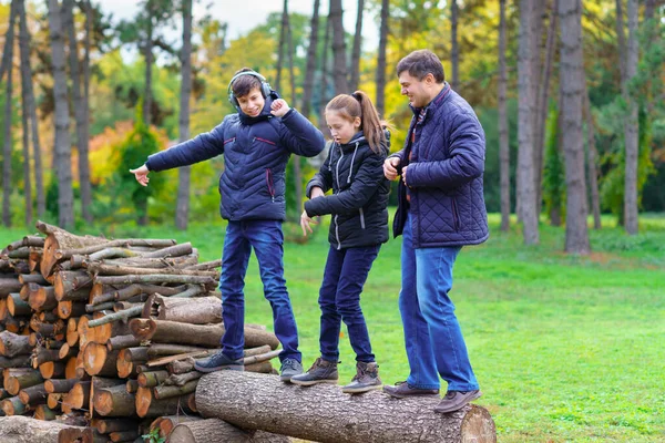 Family Relaxing Outdoor Autumn City Park Happy People Together Parents — Stock Photo, Image