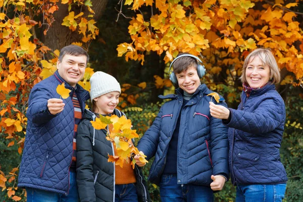 Család Pihentető Szabadban Ősszel Városi Park Boldog Emberek Együtt Szülők — Stock Fotó