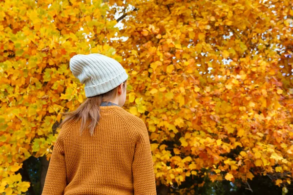 Teen Girl Autumn City Park Looking Background Yellow Maple Leaves — Stock Photo, Image