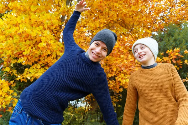 Teen Girl Ragazzo Nel Parco Della Città Autunno Guardando Uno — Foto Stock