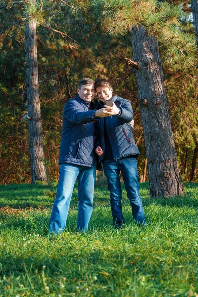 Tonåring Och Far Poserar Och Gör Selfie Höstparken Vacker Natur — Stockfoto