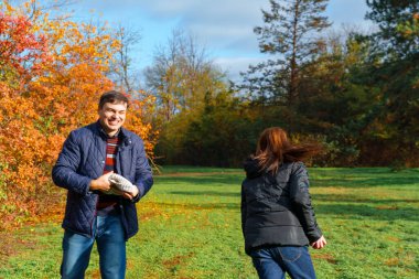 baba ve kızı sonbahar parkında oynayıp eğleniyorlar, mutlu insanlar birlikte, ebeveynler ve çocuklar, güzel doğa