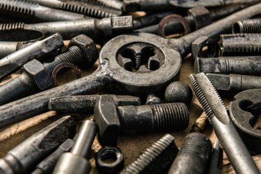 Eski vintage matkaplar ve iplikler ahşap bir arka planda ölüm aletleri