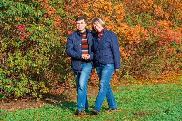 Пара Прогулки Осеннем Городском Парке Счастливые Люди Вместе Красивая Природа — стоковое фото