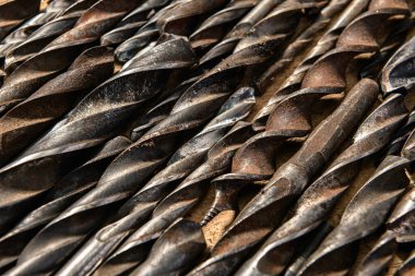 Eski el aletleri - ahşap arka planda matkaplar seti