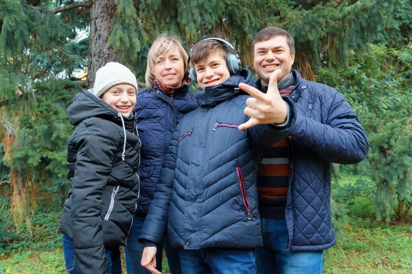 Familj Avkopplande Utomhus Höstens Stadspark Glada Människor Tillsammans Föräldrar Och — Stockfoto