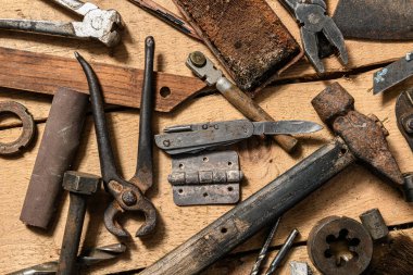 Eski tip ev aletleri ahşap bir arka planda yaşam ve tamir konsepti.