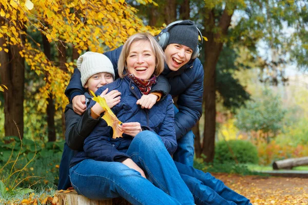 Portret Van Een Moeder Zoon Dochter Het Najaar Stadspark Gelukkige — Stockfoto