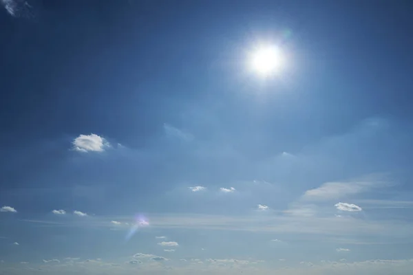 Céu Sol Nuvens Como Fundo Durante Dia Brilhante Bonito — Fotografia de Stock