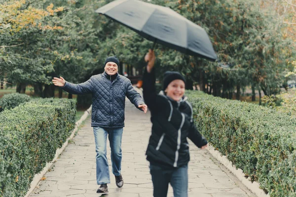 Baba Kızı Şemsiyeyle Koşuyor Autumn City Caddesi Mutlu Insanlar Birlikte — Stok fotoğraf