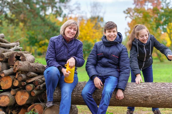 Család Pihentető Szabadban Ősszel Városi Park Boldog Emberek Együtt Szülők — Stock Fotó