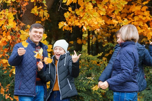 Család Pihentető Szabadban Ősszel Városi Park Boldog Emberek Együtt Szülők — Stock Fotó