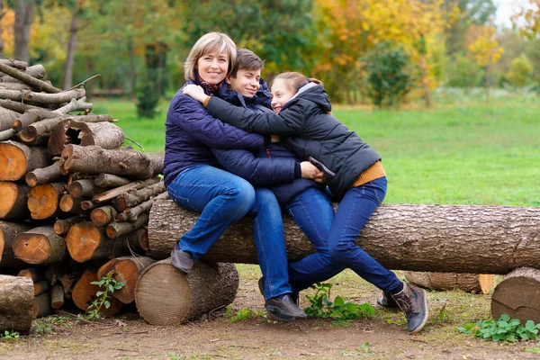 Rodina Relaxace Venku Podzimním Městském Parku Šťastní Lidé Spolu Rodiče — Stock fotografie