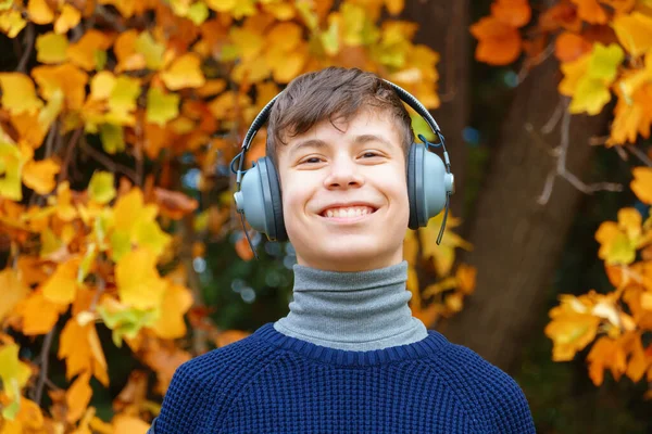 Retrato Adolescente Escuchando Música Con Auriculares Relajándose Parque Ciudad Otoño — Foto de Stock