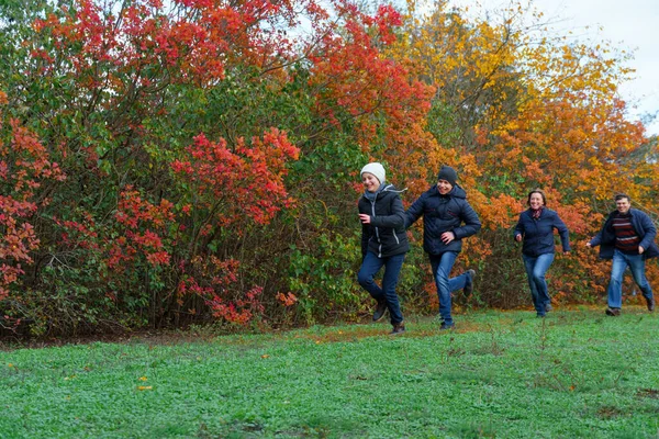 Οικογένεια Τρέχει Στο Πάρκο Της Πόλης Φθινόπωρο Ευτυχισμένοι Άνθρωποι Μαζί — Φωτογραφία Αρχείου