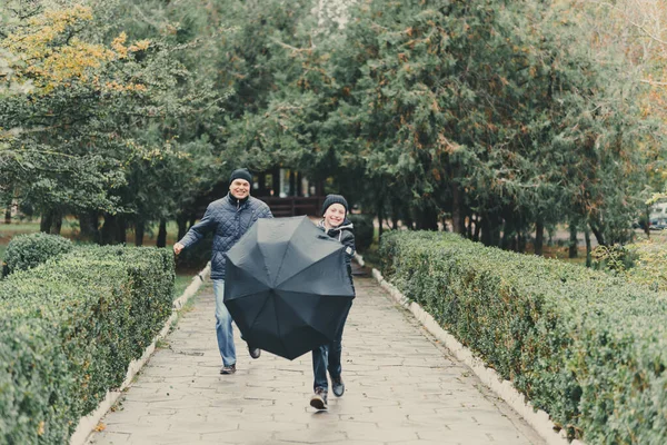 Baba Kızı Şemsiyeyle Koşuyor Autumn City Caddesi Mutlu Insanlar Birlikte — Stok fotoğraf