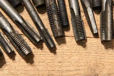 Eski el aletleri - matkaplar ve iplikler tahta arka planda ölür