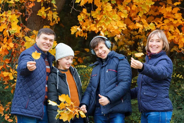 Család Pihentető Szabadban Ősszel Városi Park Boldog Emberek Együtt Szülők — Stock Fotó