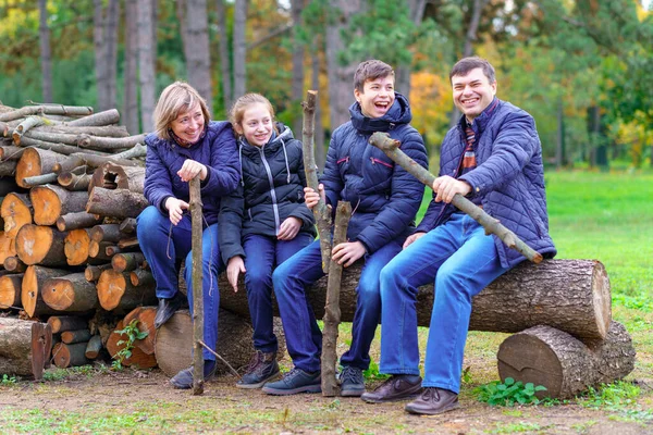 Család Pihentető Szabadban Ősszel Városi Park Boldog Emberek Együtt Szülők — Stock Fotó