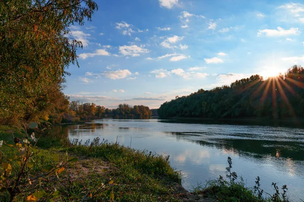 Herbstlandschaft Schöner Sonnenuntergang Und Strahlend Bunter Wald Abend Bäume Fluss — Stockfoto