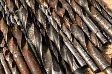 Eski el aletleri - ahşap arka planda matkaplar seti