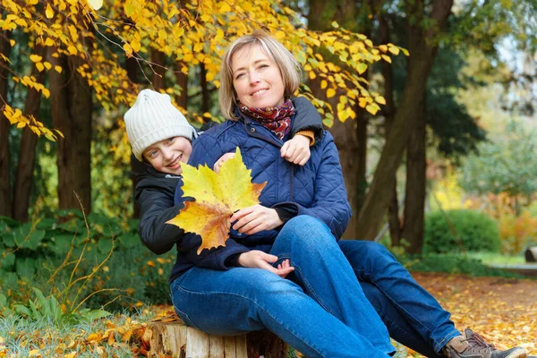 Portrét Matky Dcery Podzimním Městském Parku Šťastní Lidé Spolu Rodiče — Stock fotografie