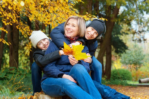 Porträtt Mor Och Son Och Dotter Höstens Stadspark Lyckliga Människor — Stockfoto