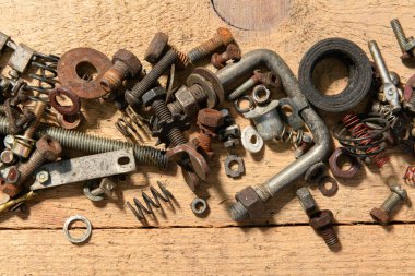 Eski el aletleri - tahta bir arka planda vida ve fındık seti