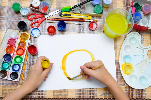 Uma Menina Desenhando Aquarela Grande Sol Sorridente Papel Branco Branco — Fotografia de Stock