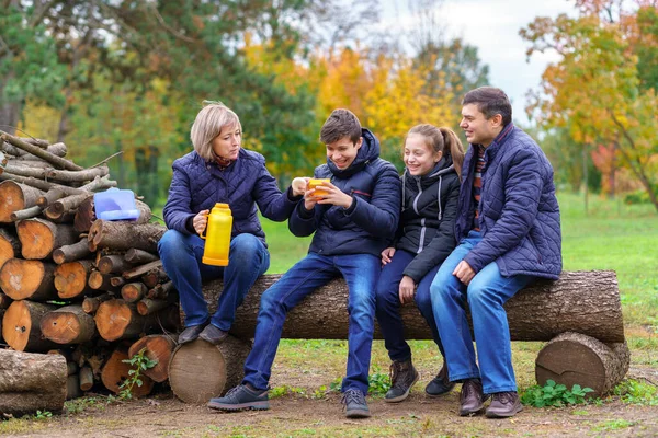 Famille Détente Plein Air Dans Parc Ville Automne Personnes Heureuses — Photo