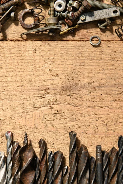 古いヴィンテージハンドツール テキストのための空白のスペースを持つ木製の背景にドリル ネジやナットのセット — ストック写真