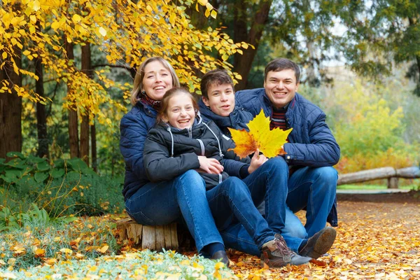 Familie Ontspannen Buiten Herfst Stadspark Gelukkige Mensen Samen Ouders Kinderen — Stockfoto