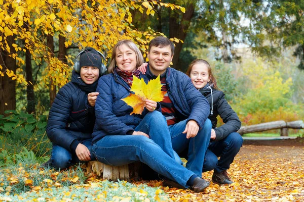 Familie Ontspannen Buiten Herfst Stadspark Gelukkige Mensen Samen Ouders Kinderen — Stockfoto