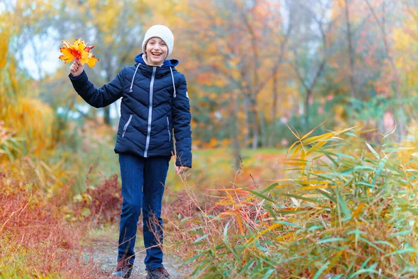 Una Ragazza Posa Vicino Fiume Gode Autunno Bella Natura Con — Foto Stock