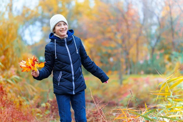 Una Ragazza Posa Vicino Fiume Gode Autunno Bella Natura Con — Foto Stock