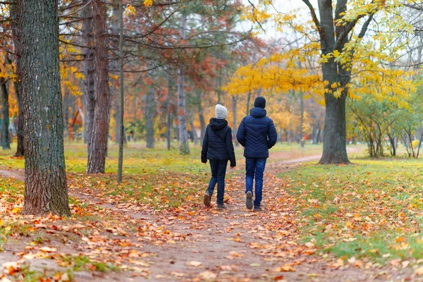 Adolescent Fille Garçon Marche Travers Parc Profite Automne Belle Nature — Photo