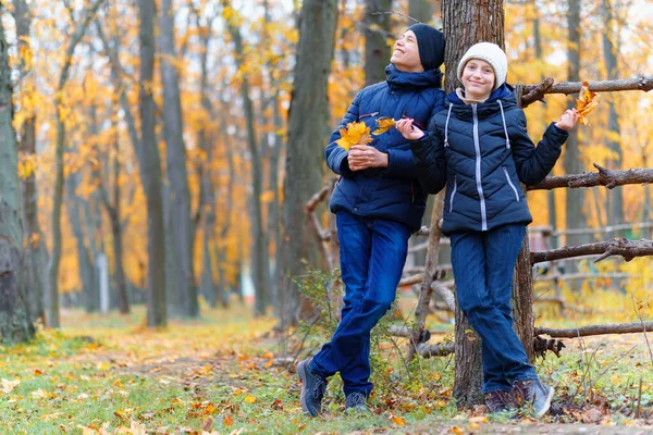 Nastolatek Dziewczyna Chłopiec Pozowanie Pobliżu Drewnianego Ogrodzenia Cieszy Się Jesienią — Zdjęcie stockowe