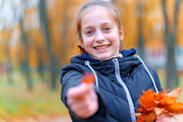 Una Ragazza Posa Godersi Autunno Nel Parco Cittadino Bella Natura — Foto Stock