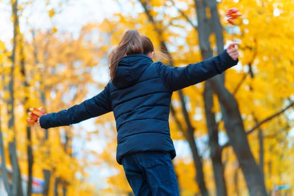 Девушка Позирует Наслаждается Осенью Городском Парке Красивой Природой Желтыми Листьями — стоковое фото